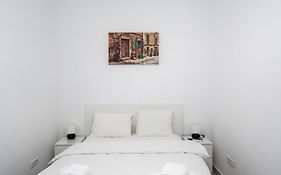 Urban Walls Apartments 5C